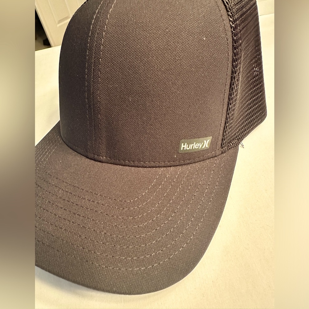 New with Tag Hurley Snap Back Trucker’s Cap Black NWT